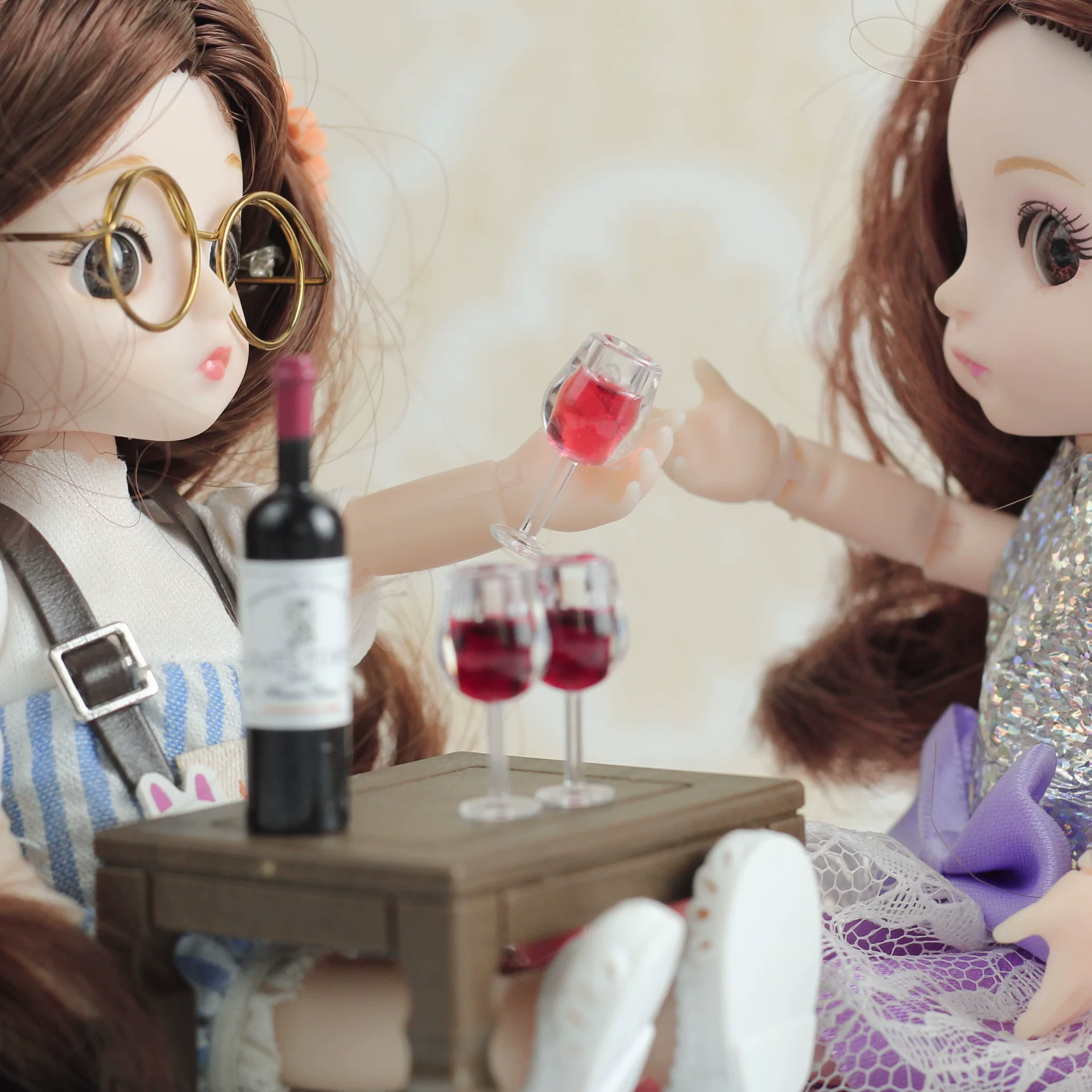 1:12 Dollhouse Miniature Wine Bottle and Goblet Glasses Set, Realistic Mini Bar Accessories for Dollhouse Kitchen Dining Scene Decor